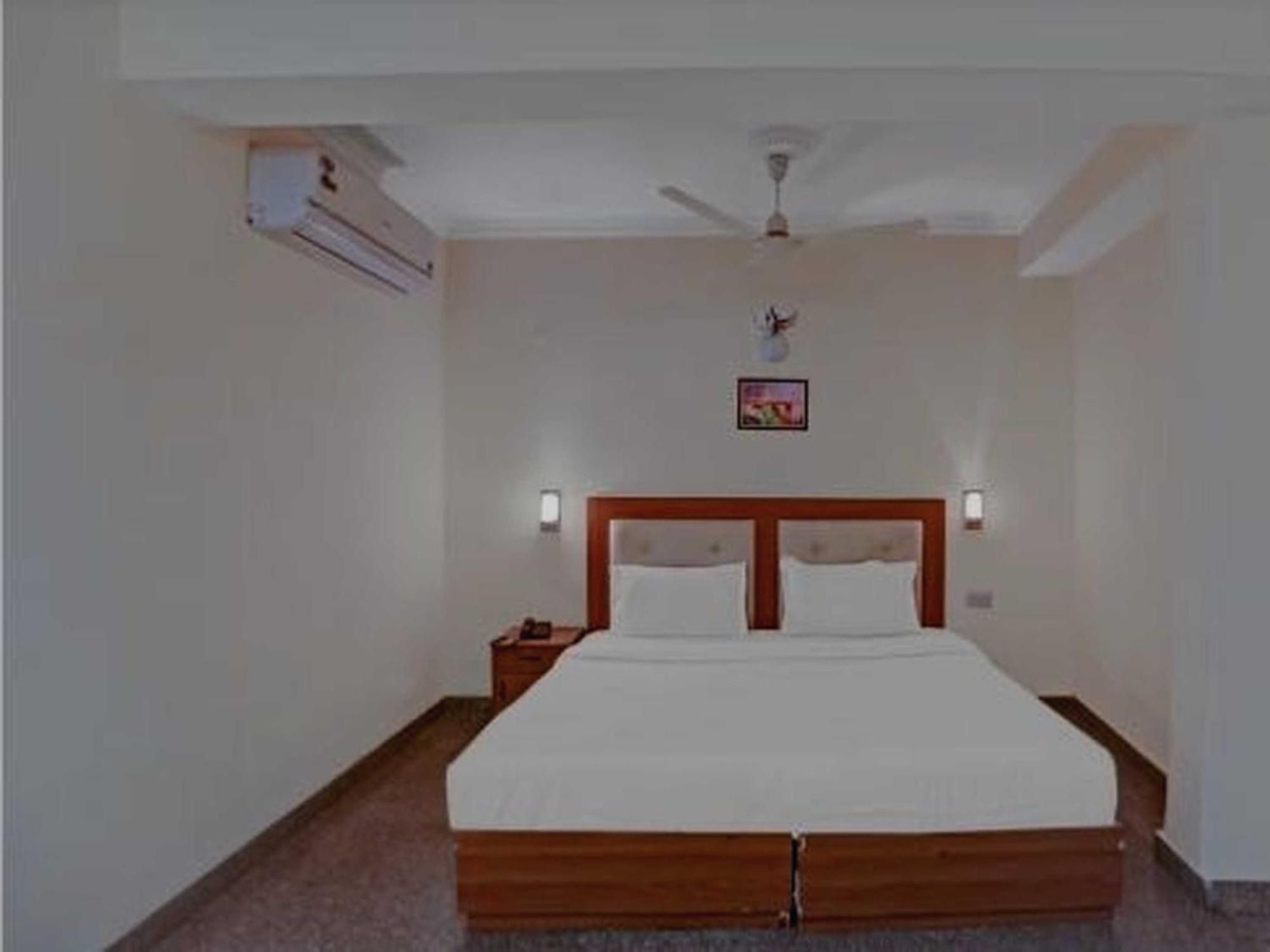 Oyo 75948 Hotel Tushar Continental New Delhi Exterior photo